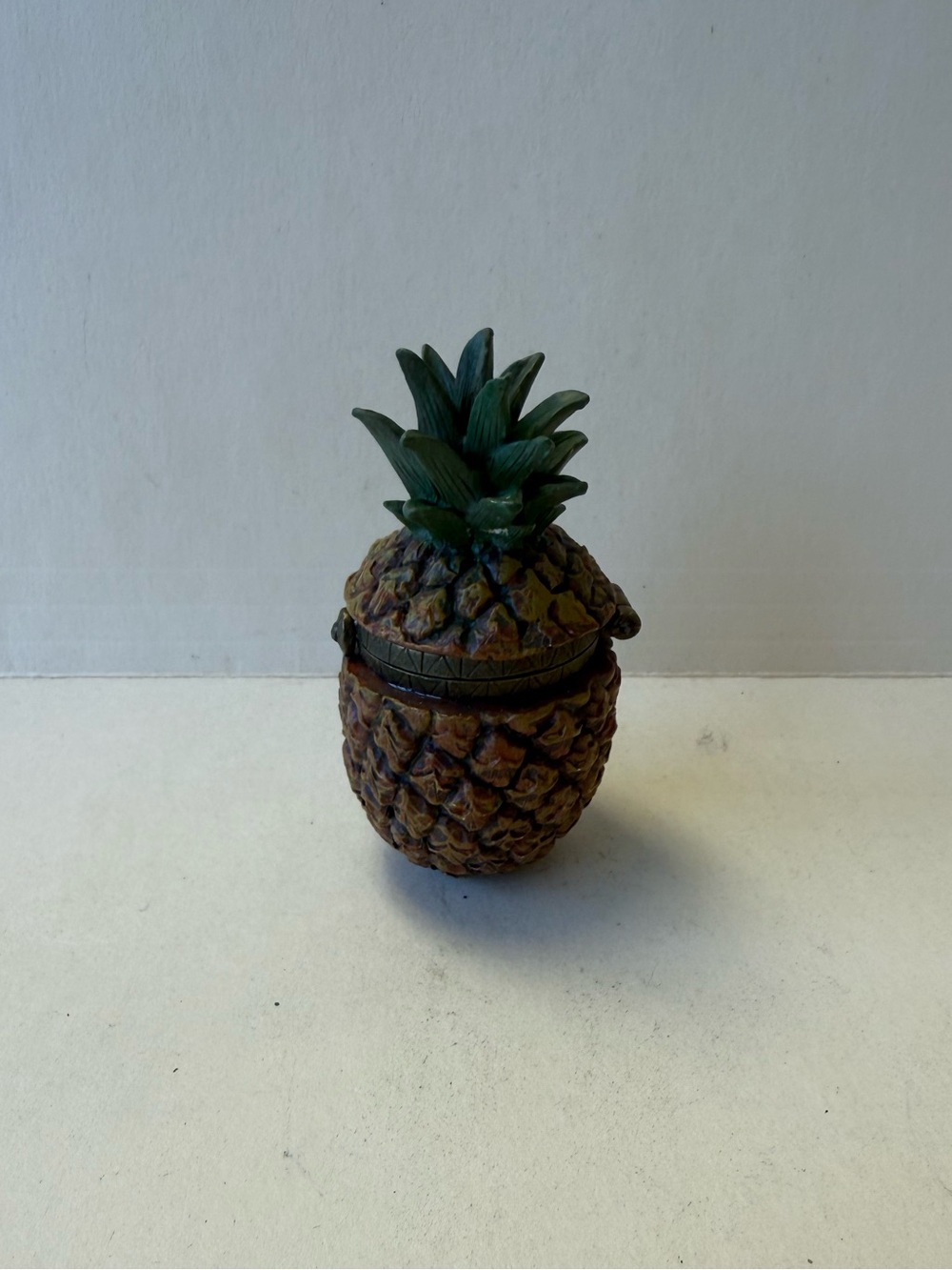 Vintage 2005 Resin Pineapple Trinket Box with Hula Dancer Inside. - Picture 2 of 12